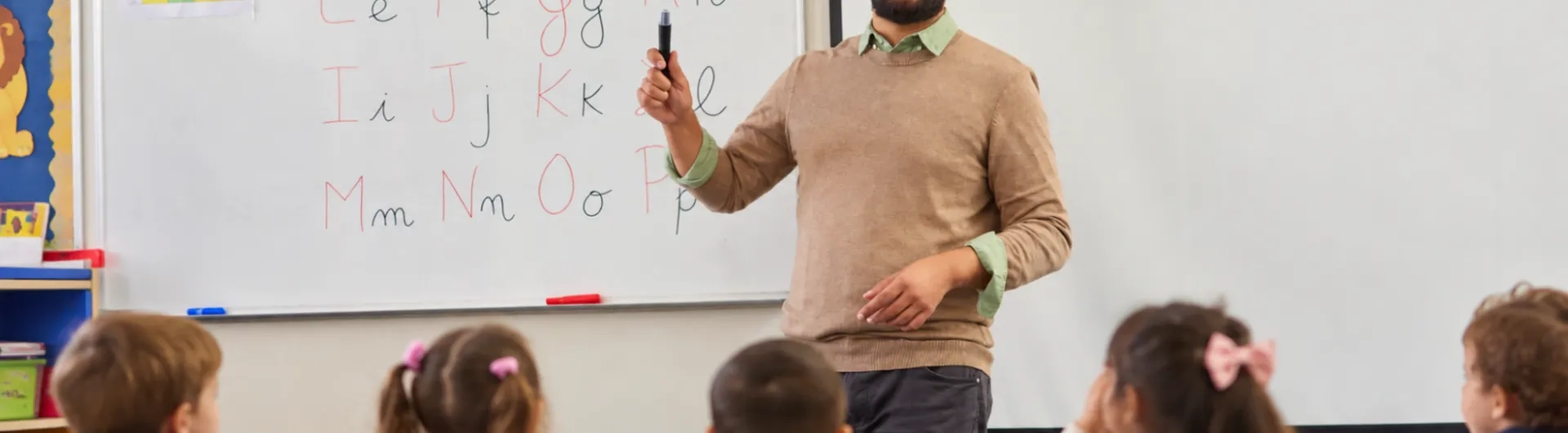 docente enseñando a niños (1) (2).png