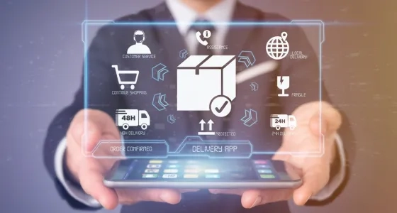 Persona sosteniendo un tablet con una interfaz holográfica que muestra íconos de paquetes y transporte, simbolizando la digitalización y tecnología en la gestión de procesos logísticos y las redes de valor.