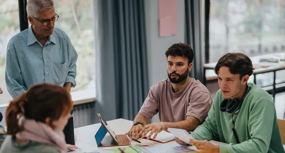 Grupos-de-jóvenes-estudiando