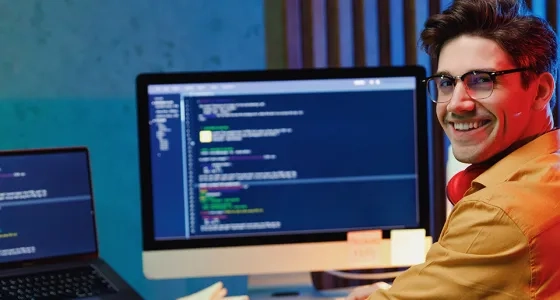 Ingeniero-de-software-trabajando-en programación