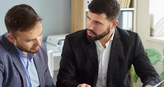 Par-de-abogados-conversando-sobre-unos-documentos