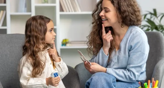 Sesión de Intervención en TEA y TDAH en el programa de Fonoaudiología virtual.
