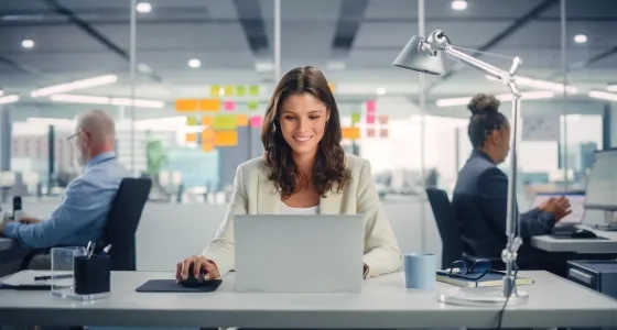 Estudiantes de Administración de Empresas analizando estrategias de Desarrollo organizacional para el impacto corporativo.