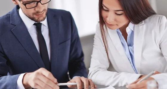 Contadora-y-Contador-Publico-revisando-documentos-financieros-ibero