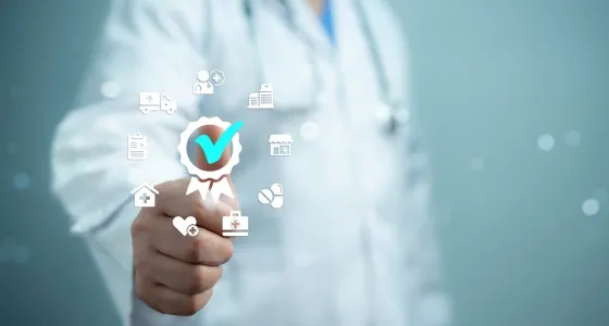 Médico interactuando con iconos digitales de servicios de salud y sello de calidad, simbolizando la acreditación y gestión eficiente del sistema de salud.