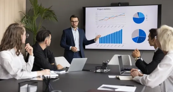 Comparación entre Marketing y Negocios Internacionales vs Administración de Empresas en entorno empresarial con análisis de datos y toma de decisiones