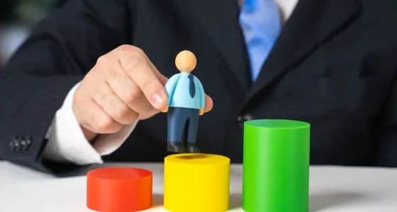 Ejecutivo impulsando el crecimiento profesional, clave en la Gerencia del Talento Humano.