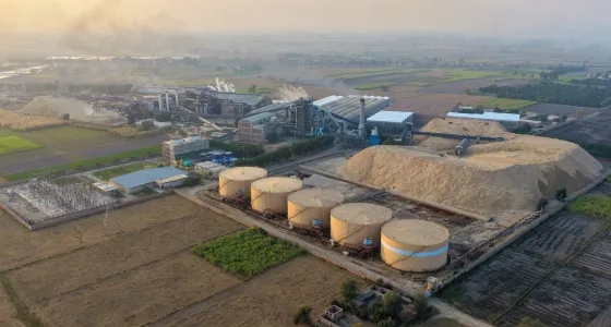 Vista aérea de una planta de producción e infraestructura de ingeniería optimizada mediante simulación en el programa de ingeniería virtual.