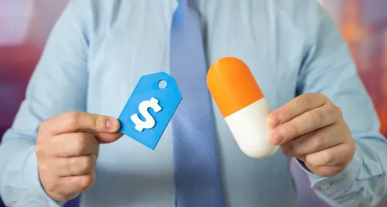 Etiqueta de precio y medicamento, representando la Gestión Pública eficiente en los servicios de salud.