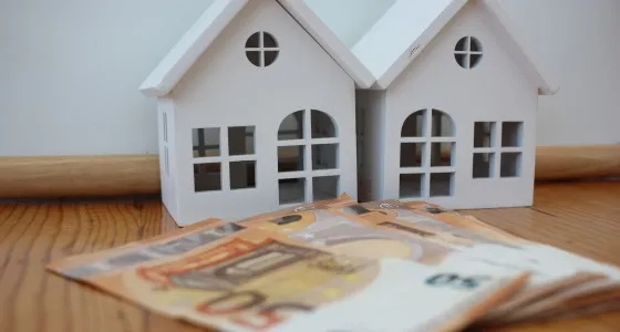 Casas a escala y dinero para el cálculo de activos en la declaración de renta