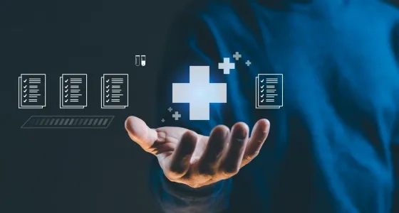 Cruz médica e iconos de gestión digital, concepto de transformación digital en calidad en salud