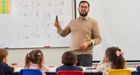 docente enseñando a niños (1) (2).png